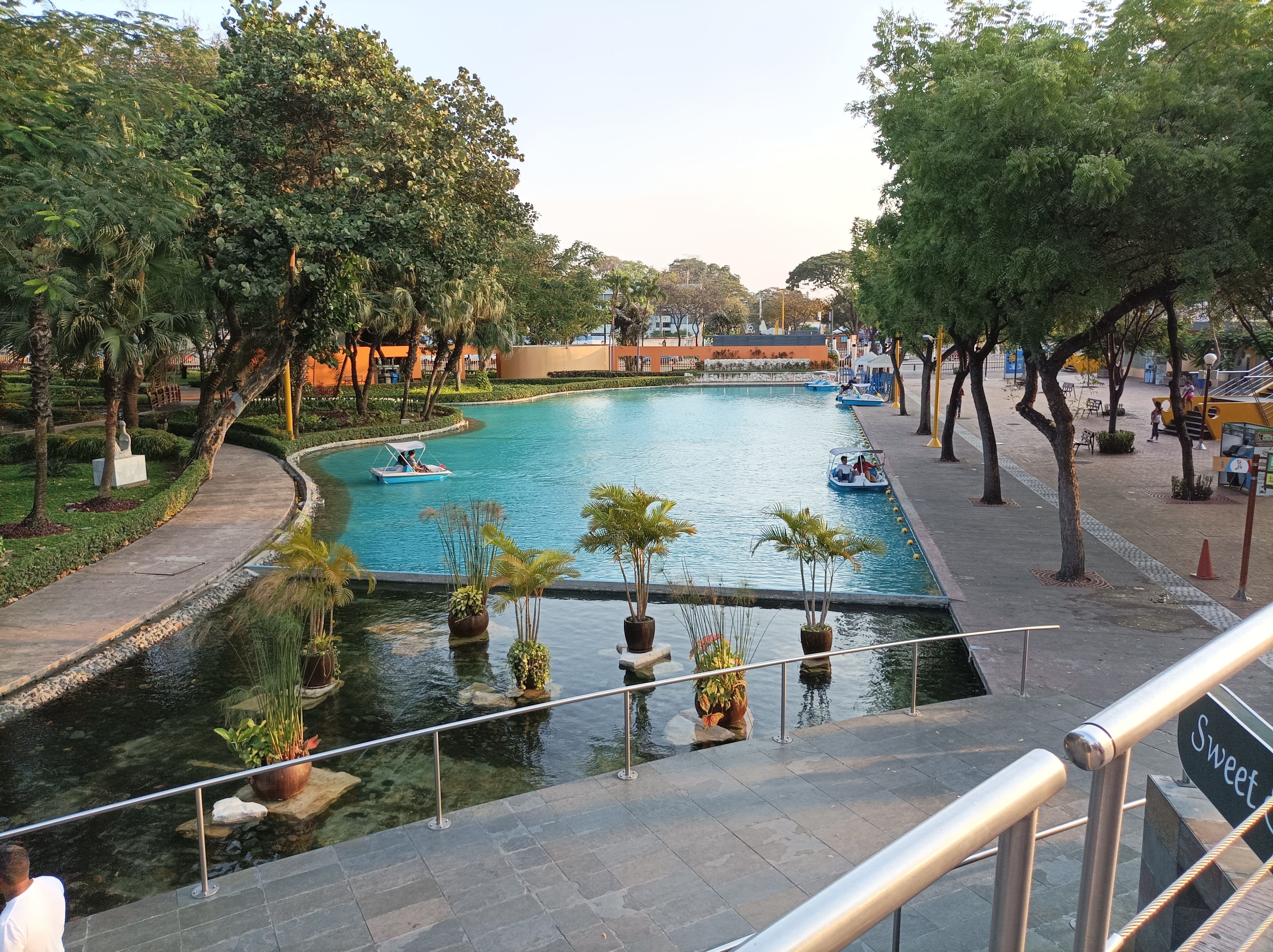 Plaza Rodolfo Baquerizo Moreno 14